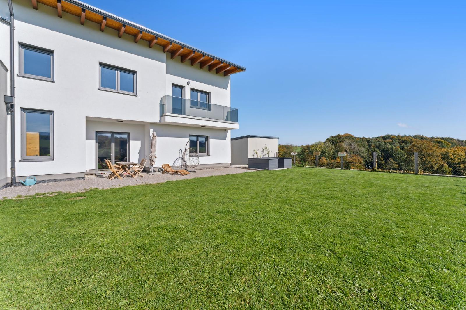 Terrasse und Garten mit Blick ins Grüne