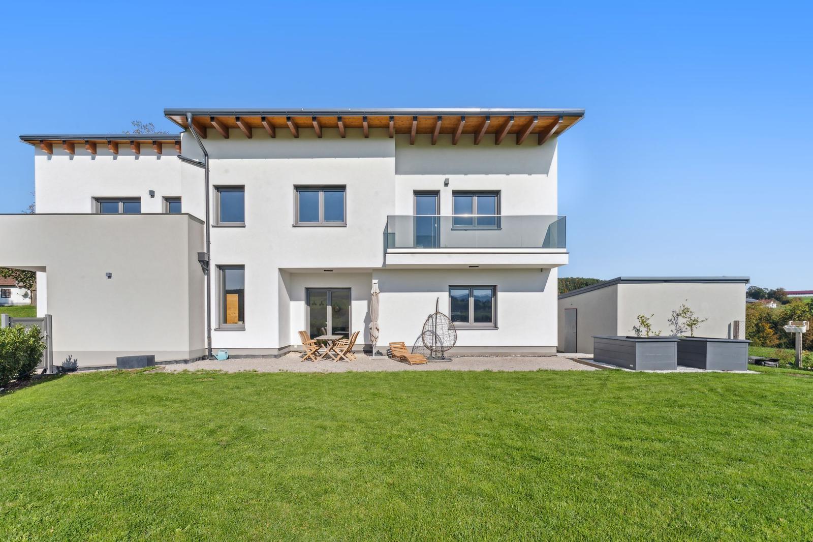 Frontansicht des neuwertigen Designer-Wohnhauses in Hofstetten im Pielachtal